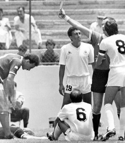 El árbitro Joel Quiniou, en 1986, le mostró la tarjeta roja más rápida al uruguayo Jose Batista
