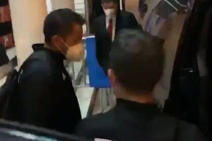 El árbitro Julio Bascuñán se retira del estadio Nacional, de Perú, insultado por un grupo de hinchas