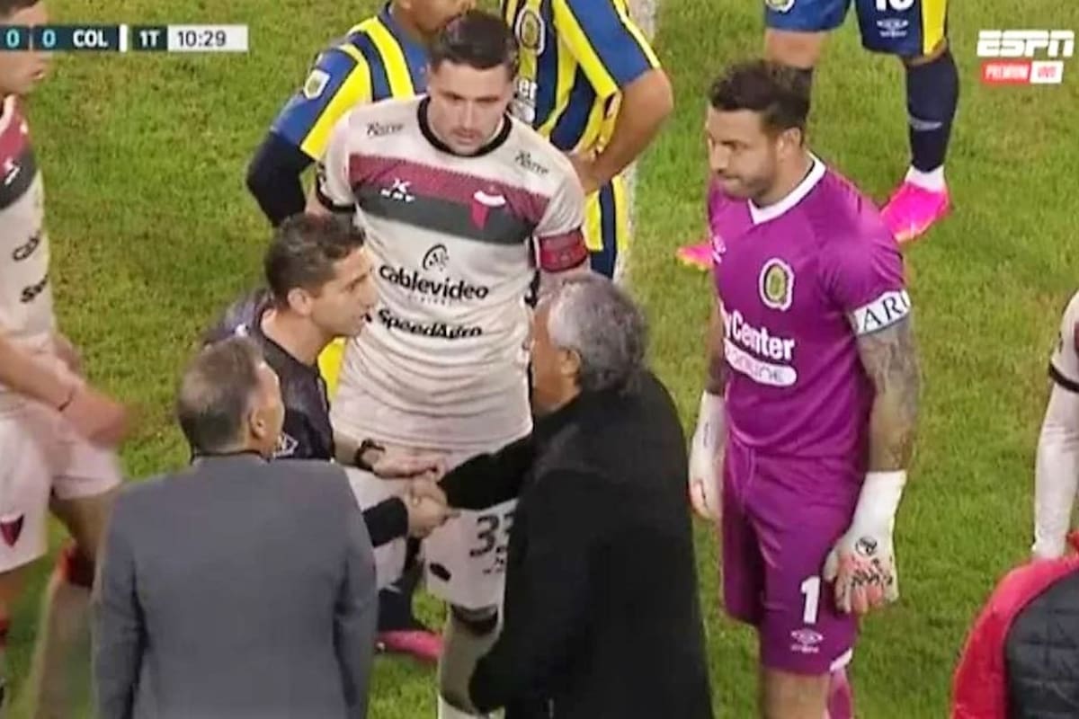 El arbitro Lamolina, entre Russo y Gorosito y los capitanes de Colón vs. Rosario Central, en un partido con polémica por el penal cobrado para el Canalla