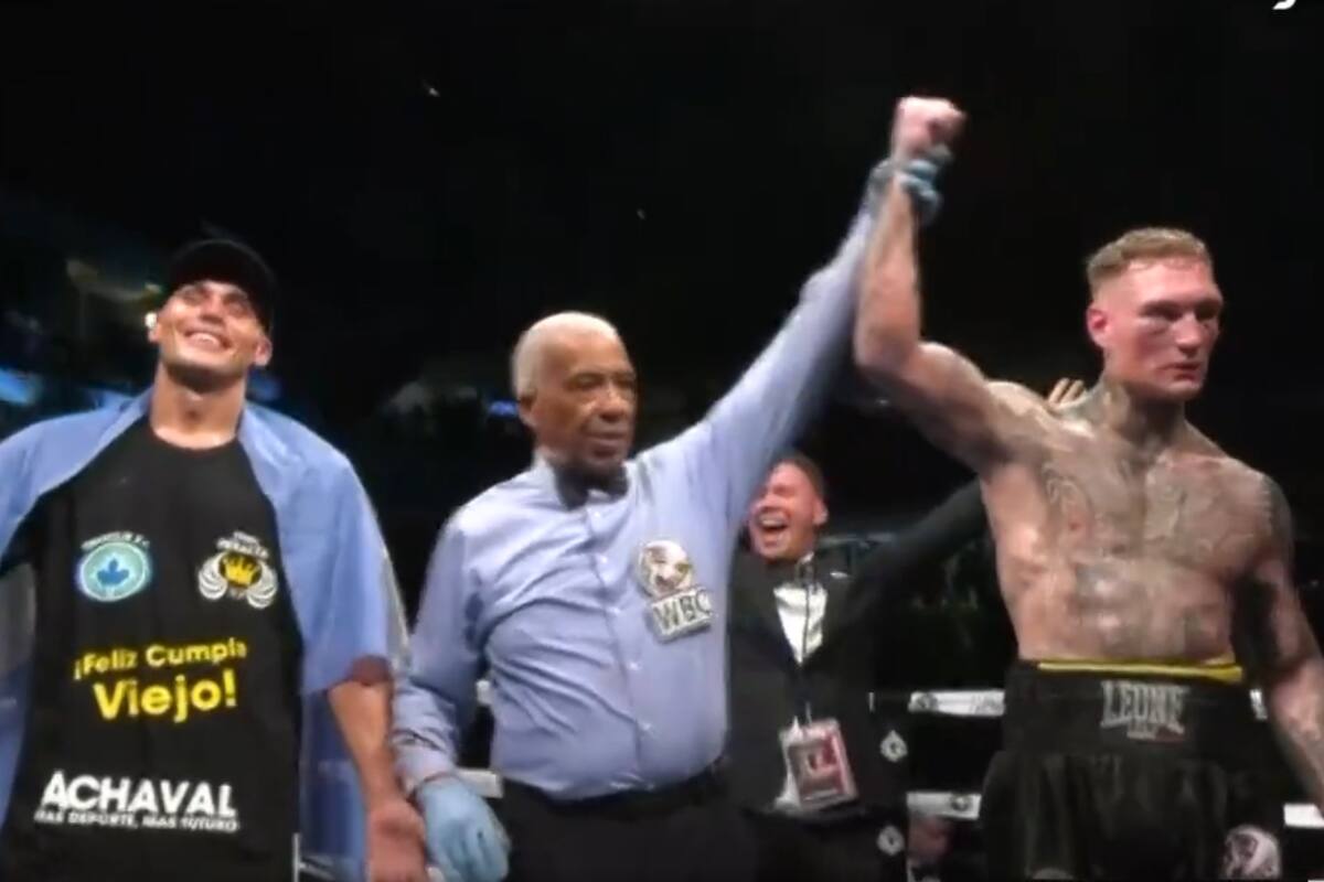 El árbitro levanta el brazo del canadiense Rozicki, a quien dieron como ganador; Yamil Peralta no lo puede creer