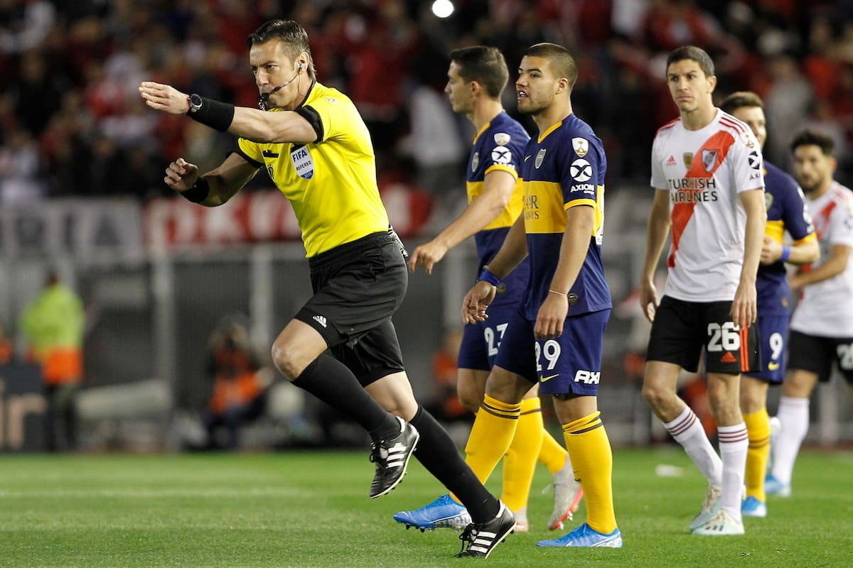 El arbitro marca el penal para River
