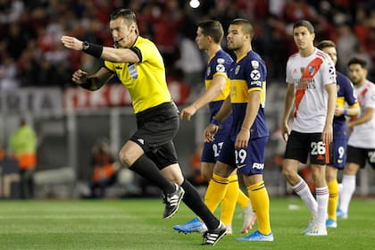 El arbitro marca el penal para River