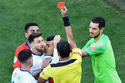 El árbitro Mario Díaz de Vivar ya les sacó la tarjeta roja a Lionel Messi y a Gary Medel, capitanes de Argentina y Chile, durante el partido por el tercer puesto de la Copa América. El argentino debía una fecha de suspensión, que prescribió. Podrá jugar con Ecuador por las eliminatorias.