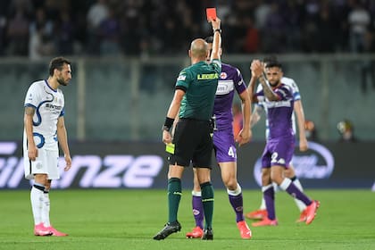 El árbitro Michael Fabbri muestra una tarjeta roja a Nicolás González de la Fiorentina, durante el partido de Serie A entre ese equipo y el Inter en Florencia