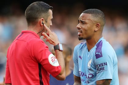 El árbitro, Michael Oliver, le explica a Gabriel Jesús que desde el VAR le indicaron que debía anular el gol de Manchester City.