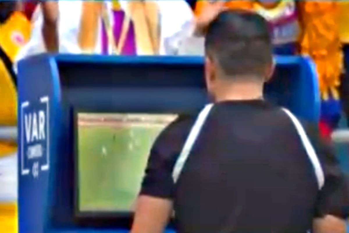 El árbitro mira la pantalla del VAR en el partido entre Colombia y Argentina por Eliminatorias Sudamericanas para el Mundial 2026