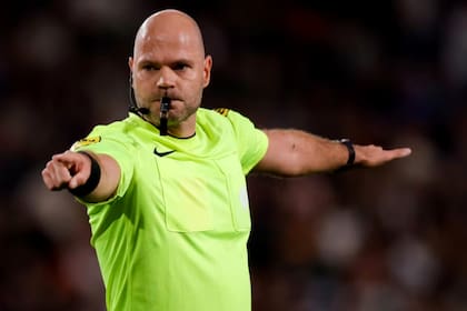 El árbitro neerlandés Rob Dieperink fue hallado muerto en su domicilio a los 38 años sólo semanas después de haber sido excluido del Mundial 2026