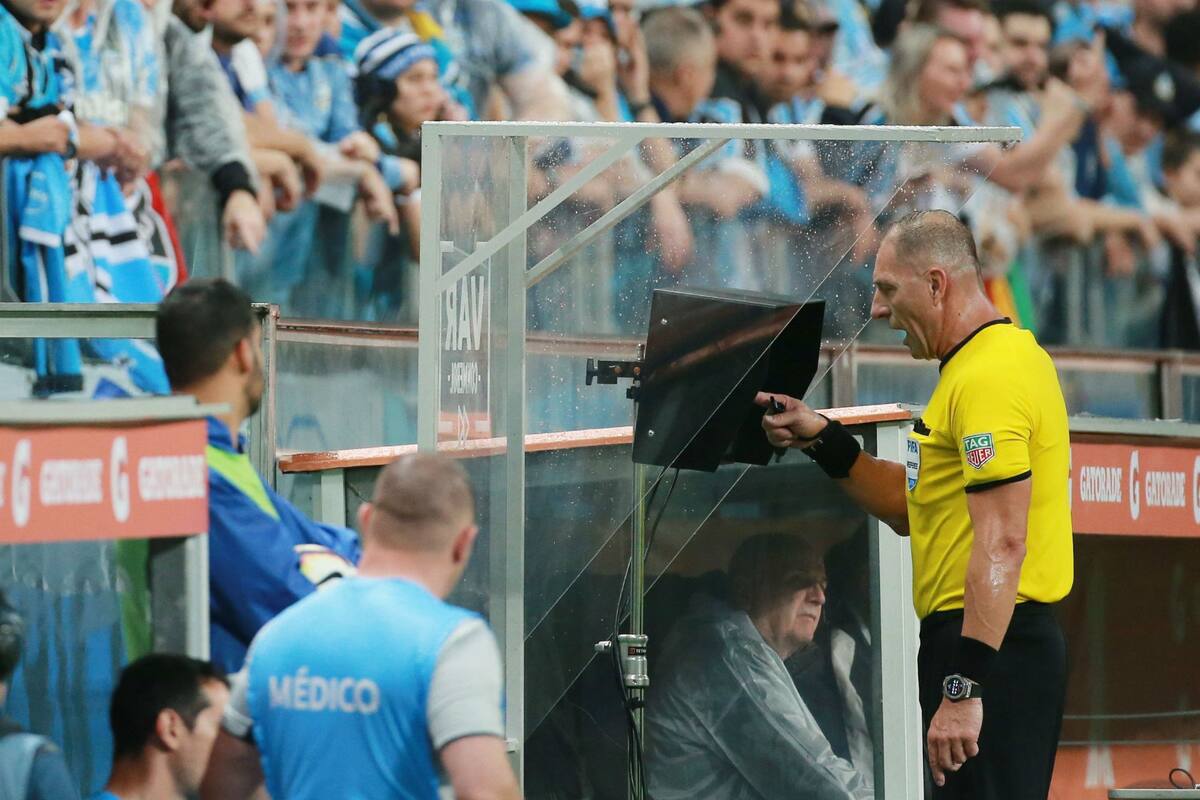 El árbitro Néstor Pitana chequea una jugada a pie del campo en un partido de la Libertadores 2019. Ahora habrá VAR en todos los partidos de Eliminatorias.
