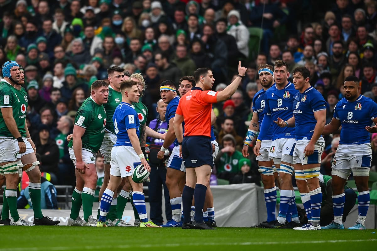 El árbitro Nika Amashukeli detiene un scrum italiano; fue en el encuentro de la polémica entre Irlanda y los 'azzurri' por el Seis Naciones