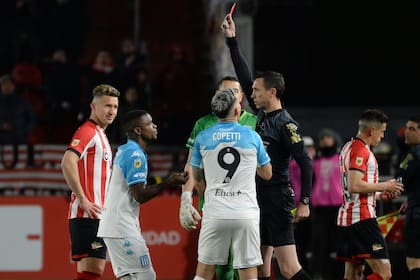 El árbitro Pablo Dóvalo expulsa a Carbonero; un error del árbitro del partido, pese a haberse apoyado con el VAR