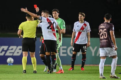 El árbitro paraguayo Derlis López expulsa al arquero Santiago Beltrán; River ya había realizado las cinco modificaciones y el arco lo ocupó el uruguayo Matías Viña