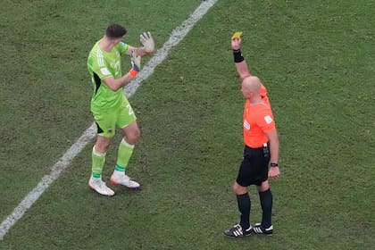 El árbitro polaco Szymon Marciniak amonesta a Emiliano Martínez durante la tanda de penales de la final