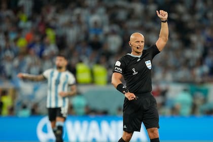 El árbitro polaco Szymon Marciniak hace un gesto durante el partido que disputaron Argentina y Australia, por los octavos de final de la Copa del Mundo Qatar 2022 en el estadio Ahmed bin Ali, Umm Al Afaei, Qatar, el 3 de diciembre de 2022.