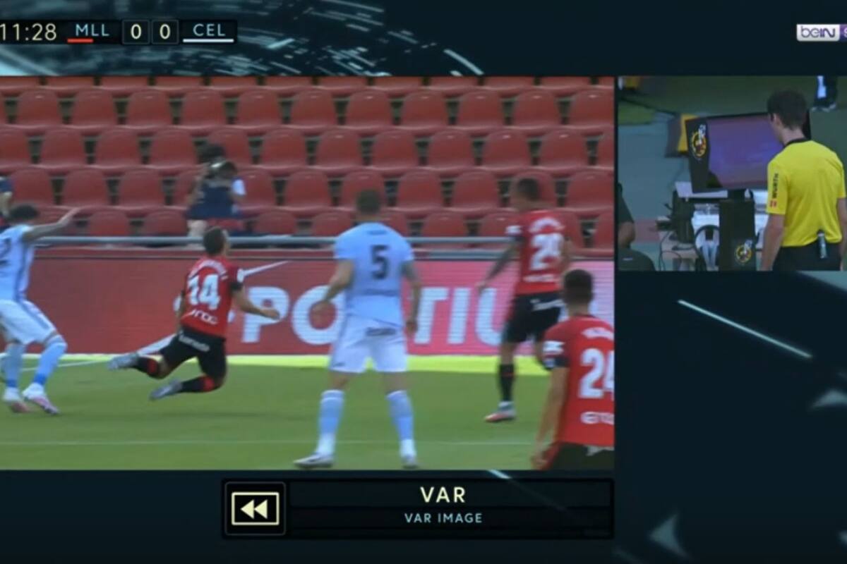 El árbitro Ricardo de Burgos Bengoetxea quedó en el centro de la polémica