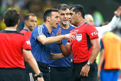 El árbitro Roddy Zambrano, de Ecuador, le da explicaciones a Lionel Scaloni durante el partido entre Argentina y Brasil, por la Copa América Brasil 2019