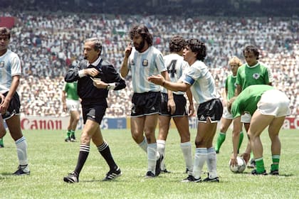 El árbitro Romulado Arppi Filho es seguido por Sergio Batista y Maradona en la final de México 86