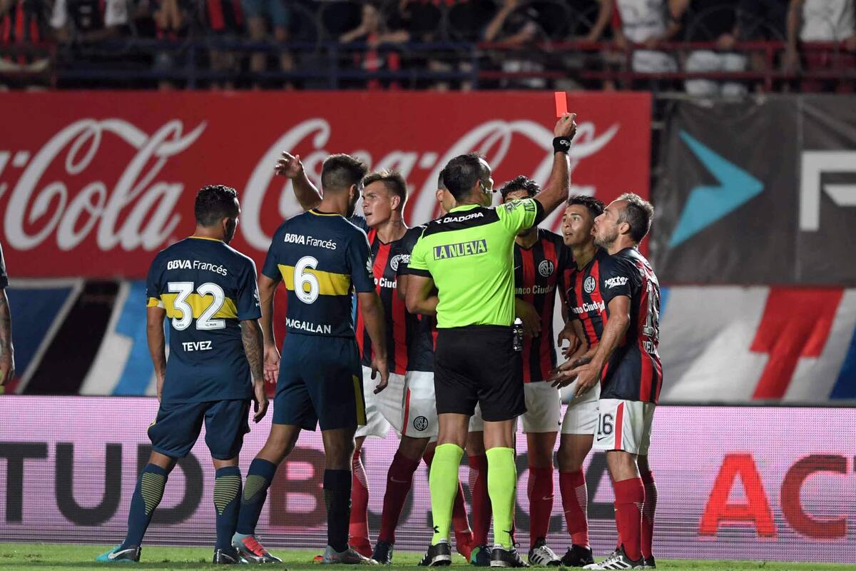 El árbitro Silvio Trucco expulsa al jugador Gabriel Rojas de San Lorenzo, quedando con 9 jugadores en el campo de juego, durante el encuentro en el que igualaron en 1 frente a Boca Juniors por la 14ava. fecha de la Superliga.
