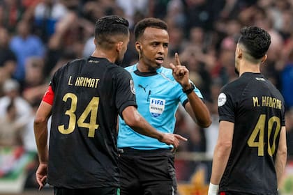 El árbitro somalí Omar Artan durante el partido entre AS FAR Rabat y Mamelodi Sundows por la Liga de Campeones de África, el domingo 24 de mayo de 2026, en Rabat, Marruecos. (AP Foto/Mosa'ab Elshamy)