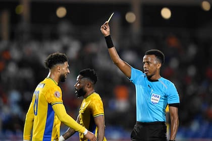 El árbitro somalí Omar Artan muestra una tarjeta amarilla durante un partido de la fase de grupos de la última Copa Africana de Naciones