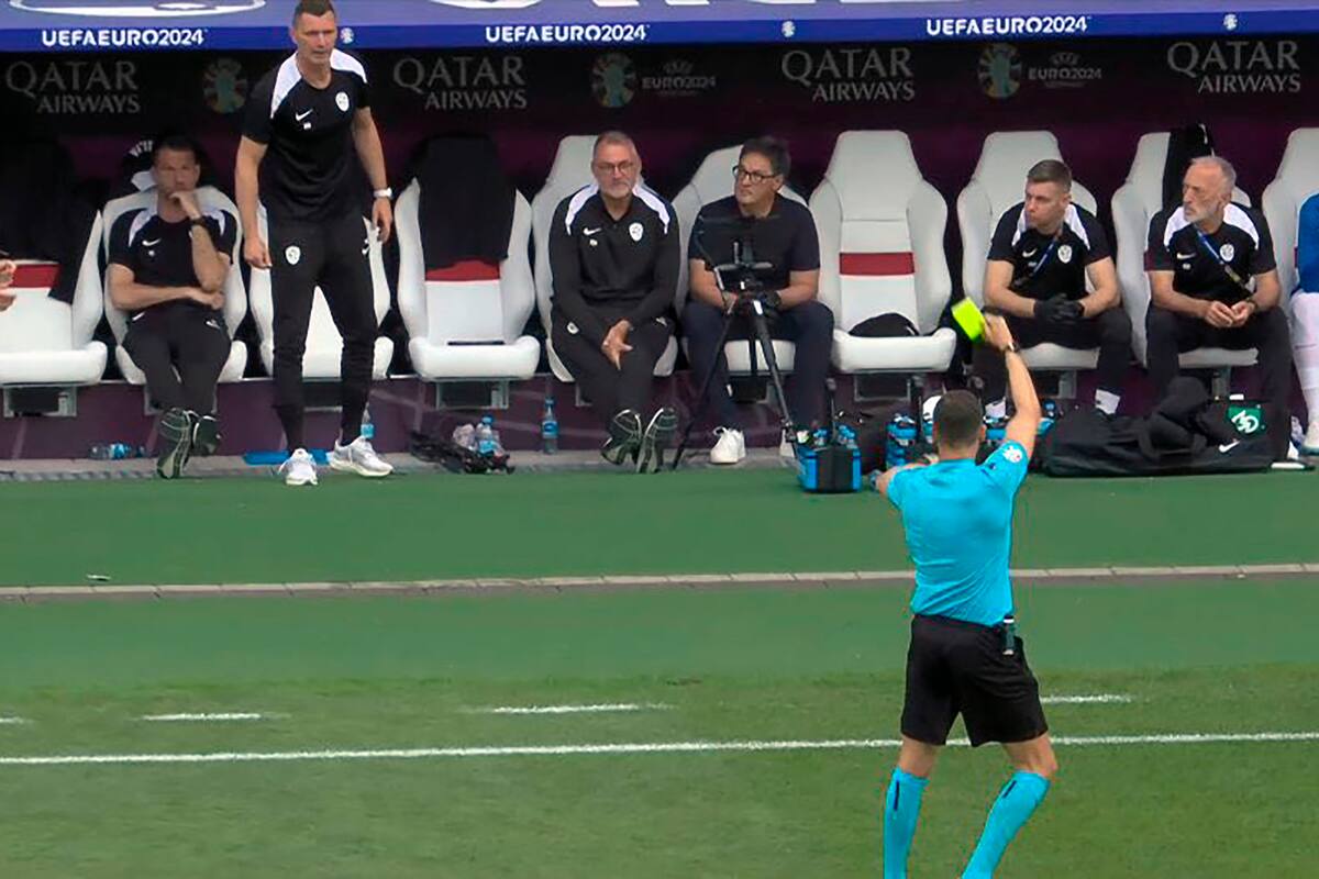 El árbitro suizo Sandro Schärer amonesta al colaborador Milivoje Novakovic en Eslovenia 1 vs. Dinamarca 1; esa tarjeta en el primer partido terminará decidiendo las posiciones de ambos en el grupo C de la Eurocopa.