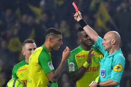El arbitro Tony Chapron, muestra la tarjeta roja al brasilero Diego Carlos de Nantes, durante el encuentro ante el PSG
