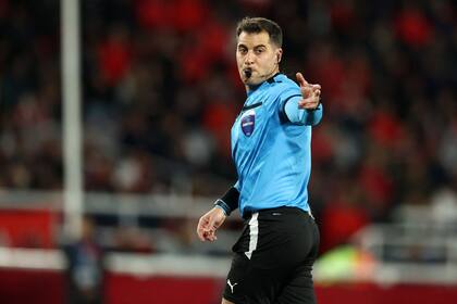 El árbitro uruguayo Gustavo Tejera dirigirá esta noche en el Morumbi. (Photo by Alejandro PAGNI / AFP)