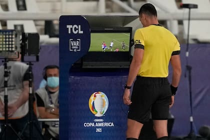 El árbitro Wilmar Roldán revisa el VAR durante el partido entre Argentina y Chile por la Copa América, el lunes 14 de junio de 2021, en Río de Janeiro. (AP Foto/Ricardo Mazalán)
