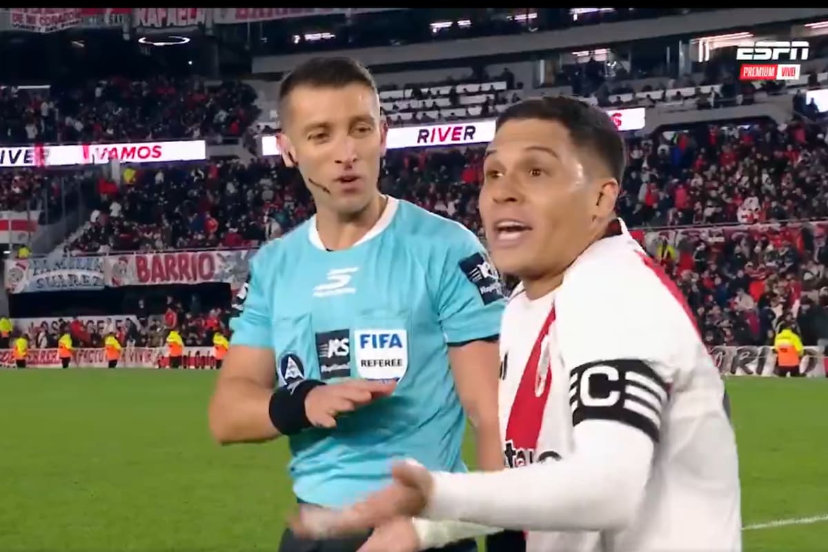 El árbitro Zunino intenta calmar a Juanfer Quintero en un momento de desconcierto de River ante San Lorenzo, cuando se dirigían al suplementario tras el 1 a 1