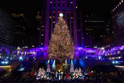El árbol de Navidad del Rockefeller Center es encendido durante una ceremonia, el miércoles 4 de diciembre de 2024, en Nueva York