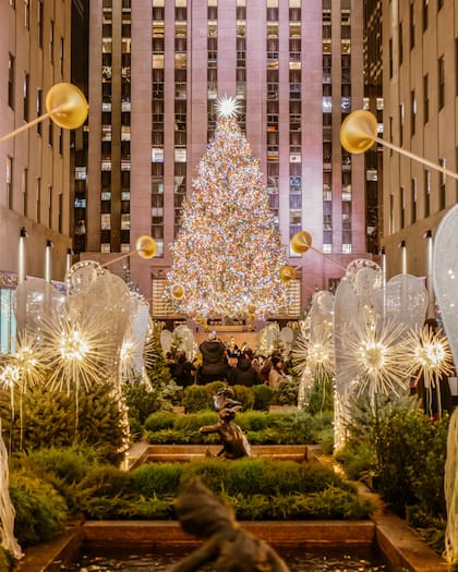 El árbol de Navidad del Rockefeller Center se ilumina todos los días hasta la medianoche (X @rockcenternyc)