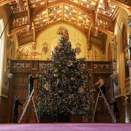 El árbol de Navidad está ubicado en el salón St. George, donde se casaron el príncipe Harry y Meghan Markle (Crédito: Instagram/@theroyalfamily)