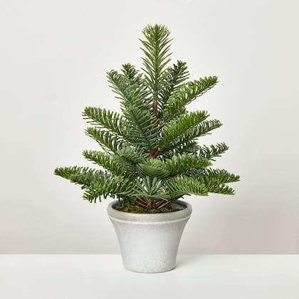 El árbol de Navidad más económico de Target se vende en US$9,99 y mide 10 pulgadas (Target)