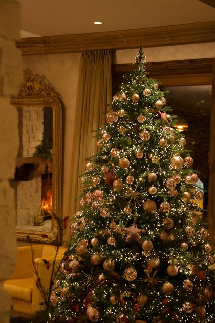 El árbol de Navidad tiene su origen en Alemania Occidental en la Edad Media y se relaciona con la fe cristiana (Pexels/Matteo Milan)