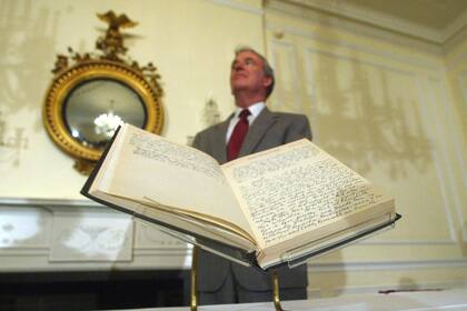 El archivista John Carlin con un diario presidencial de Harry Truman de 1947, en los Archivos Nacionales en Washington el 10 de julio de 2003 (Foto AP/Rick Bowmer)