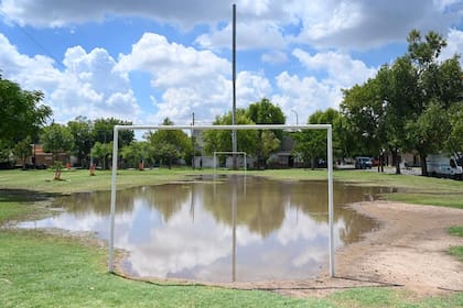 El arco de una cancha quedó rodeado de agua en una plaza de Lanús, tras las intensas lluvias que anegaron el predio