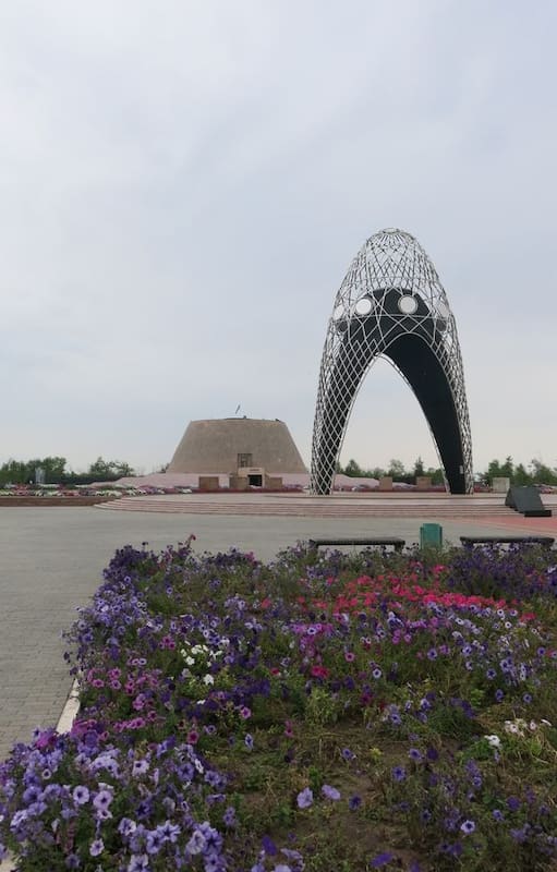 El "Arco del Dolor" antecede el ingreso al predio del museo.