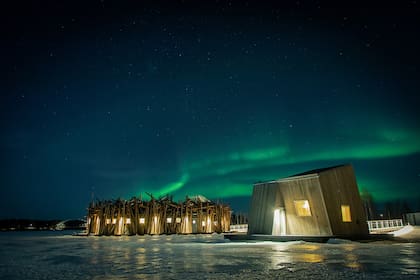 El Arctic Bath abrió a principios de 2020 y es uno de los enclaves más modernos y lujosos para ver las auroras en la Laponia sueca.