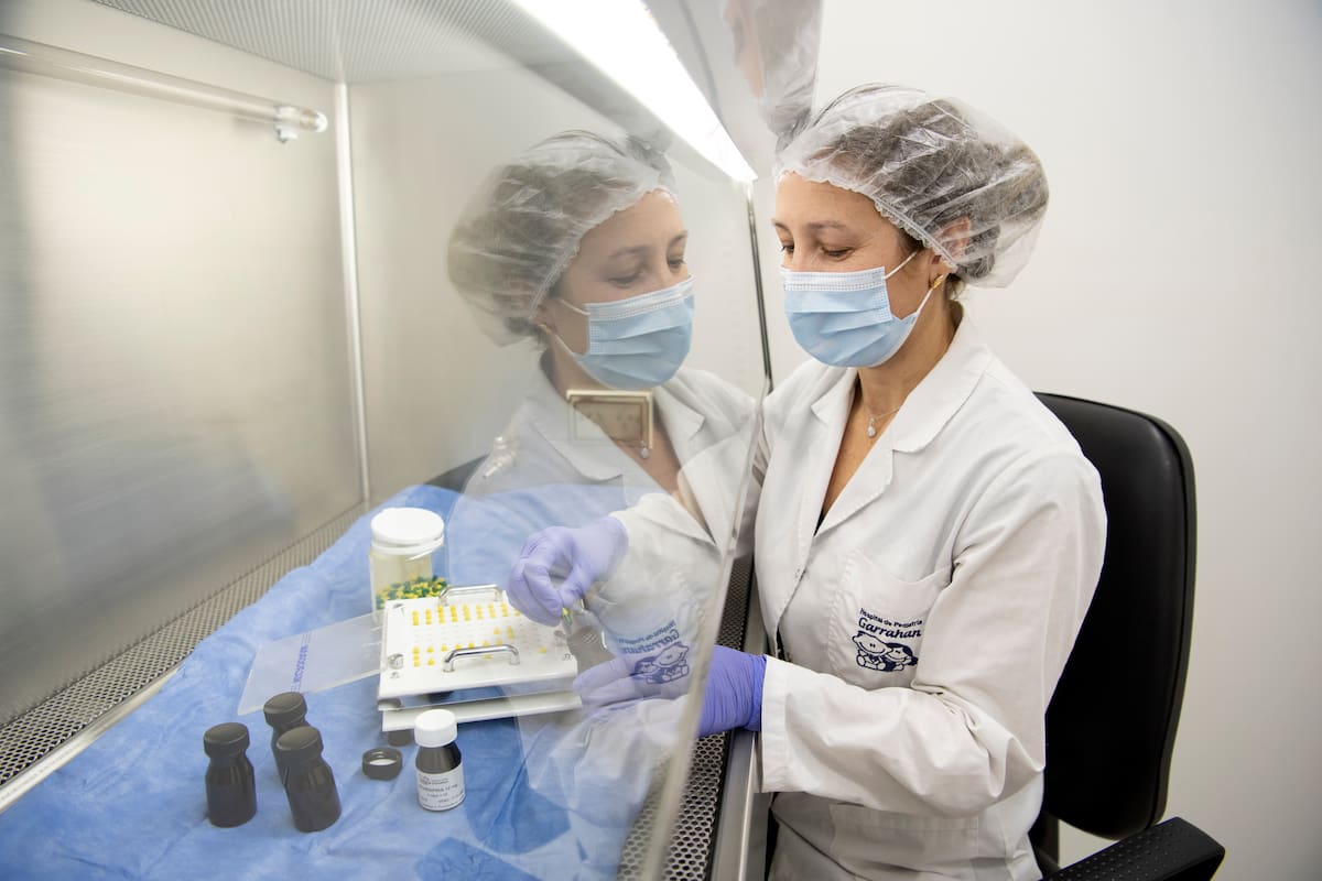 El área de Farmacia del Hospital Garrahan acaba de producir medicamentos en base a formulaciones magistrales destinados a bebés recién nacidos de hasta 30 días con VIH o expuestos a la patología que lo requieren en distintos puntos de la Argentina.