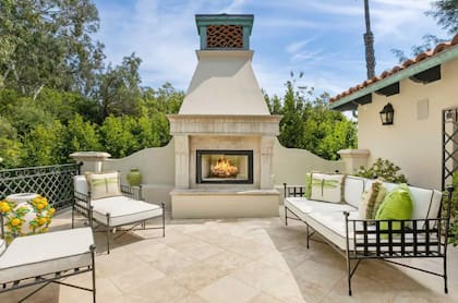 El área de la terraza con chimenea