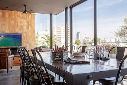 El área del living está definida por el revestimiento en madera. Allí se sumó un mueble para la tele de Jonathan Olivares.