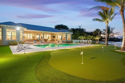 El área exterior cuenta con una piscina climatizada, un putting green y un muelle privado para embarcaciones