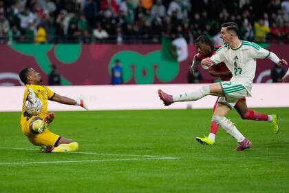 El argelino Adil Boulbina contra el portero sudanés Monged El Neel durante el partido del grupo E de la Copa Africana de Naciones entre Argelia y Sudán en Rabat, Marruecos, el miércoles 24 de diciembre de 2025.