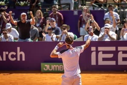 El Argentina Open, un clásico tenístico de febrero que anhela crecer de categoría: en la imagen, Tomás Etcheverry, uno de los semifinalistas de este sábado, celebrando con el público