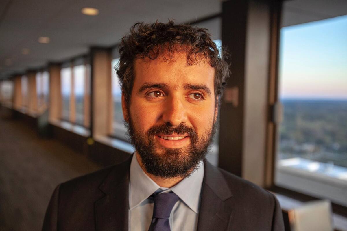 El argentinido-estadounidense Thomas Kennedy, de 29 años, es activista y defiende los derechos de los migrantes; increpó al gobernador de Florida en una conferencia de prensa