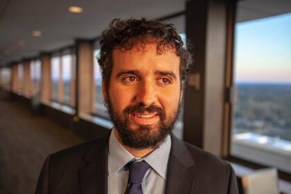 El argentinido-estadounidense Thomas Kennedy, de 29 años, es activista y defiende los derechos de los migrantes; increpó al gobernador de Florida en una conferencia de prensa