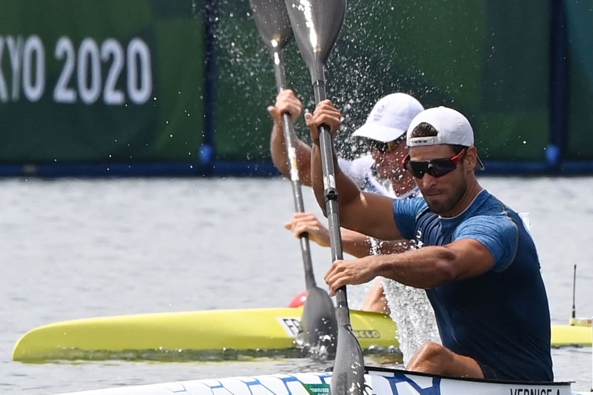 El argentino Agustín Vernice compite por el evento de kayak individual masculino de 1000 m durante los Juegos Olímpicos de Tokio 2020 en Sea Forest Waterway.