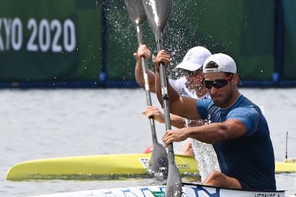 El argentino Agustín Vernice compite por el evento de kayak individual masculino de 1000 m durante los Juegos Olímpicos de Tokio 2020 en Sea Forest Waterway.