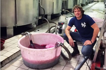 El argentino Alejandro López en la bodega en Caudrot