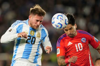 El argentino Alexis Mac Alliste pelea por el balón con el chileno Víctor Dávila en el encuentro de la eliminatoria al Mundial 2026el jueves 5 de septiembre del 2024. (AP Foto/Natacha Pisarenko)