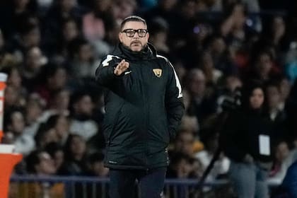 El argentino Antonio Mohamed, técnico de Pumas, da indicaciones durante la ida de las semifinales de la Liga MX ante Tigres, el jueves 7 de diciembre de 2023, en Ciudad de México (AP Foto/Eduardo Verdugo)